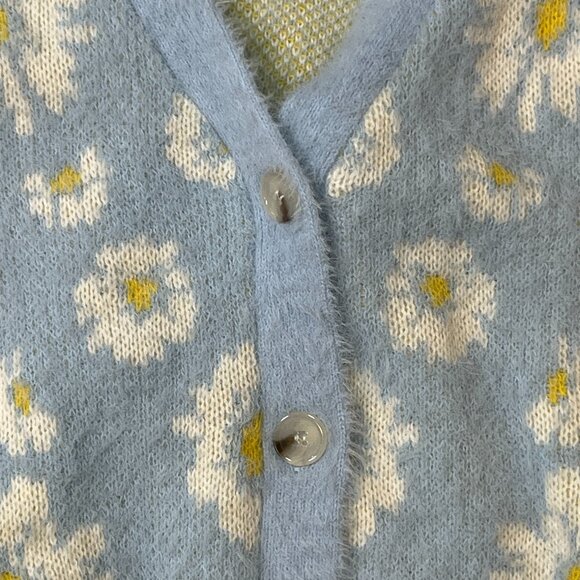 🌿 Willow & Wind Fuzzy Daisy Crop Cardigan 🌿 - Picture 4 of 4